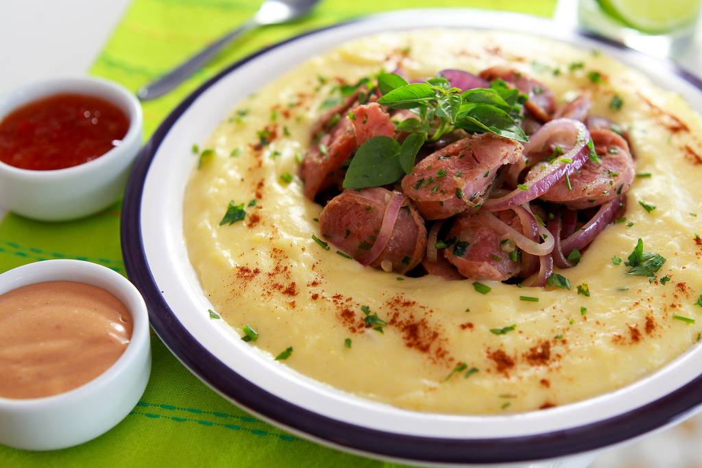 No Caiubier a linguiça calabresa flambada na cachaça, com purê de mandioca e geleia de pimenta sair por R$ 32,90 No Caiubier a linguiça calabresa flambada na cachaça, com purê de mandioca e geleia de pimenta sair por R$ 32,90