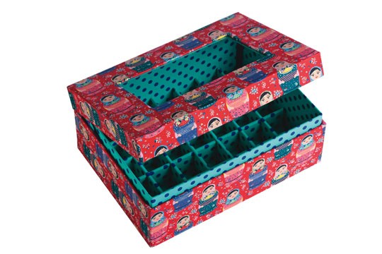 Caixa de tecido para esmaltes, R$ 140,00. La Spina, Rua Aspicuelta, 35, Vila Madalena, tel.: 3815-5277. Caixa de tecido para esmaltes, R$ 140,00. La Spina, Rua Aspicuelta, 35, Vila Madalena, tel.: 3815-5277.