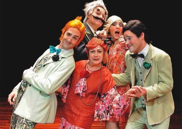 Cadu de Souza, João Bourbonnais, Bárbara Bonnie, Leonardo Santiago e Lourdes Gigliotti no musical Canção de Amor em Rosa Cadu de Souza, João Bourbonnais, Bárbara Bonnie, Leonardo Santiago e Lourdes Gigliotti no musical Canção de Amor em Rosa