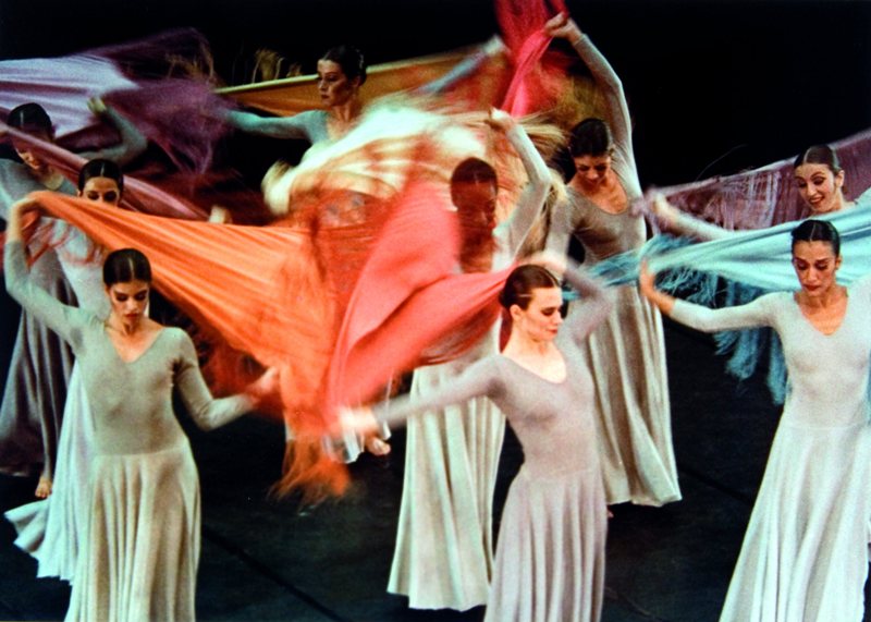 Cantares, remontagem do Balé da Cidade: movimentos e a dinâmica do folclore espanhol Cantares, remontagem do Balé da Cidade: movimentos e a dinâmica do folclore espanhol