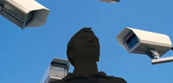 Ao instalar câmeras no condomínio, é preciso avisar moradores e visitantes de que eles estão sendo filmados?