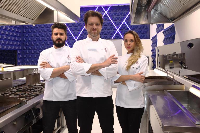 Bertolazzi com os subchefs Gilda Bley e Zi Saldanha: contratados para a nova temporada (Foto: Leonardo Nones)