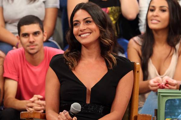 Carol Castro se surpreende com elogio inusitado de Bárbara Paz no ‘Altas Horas’