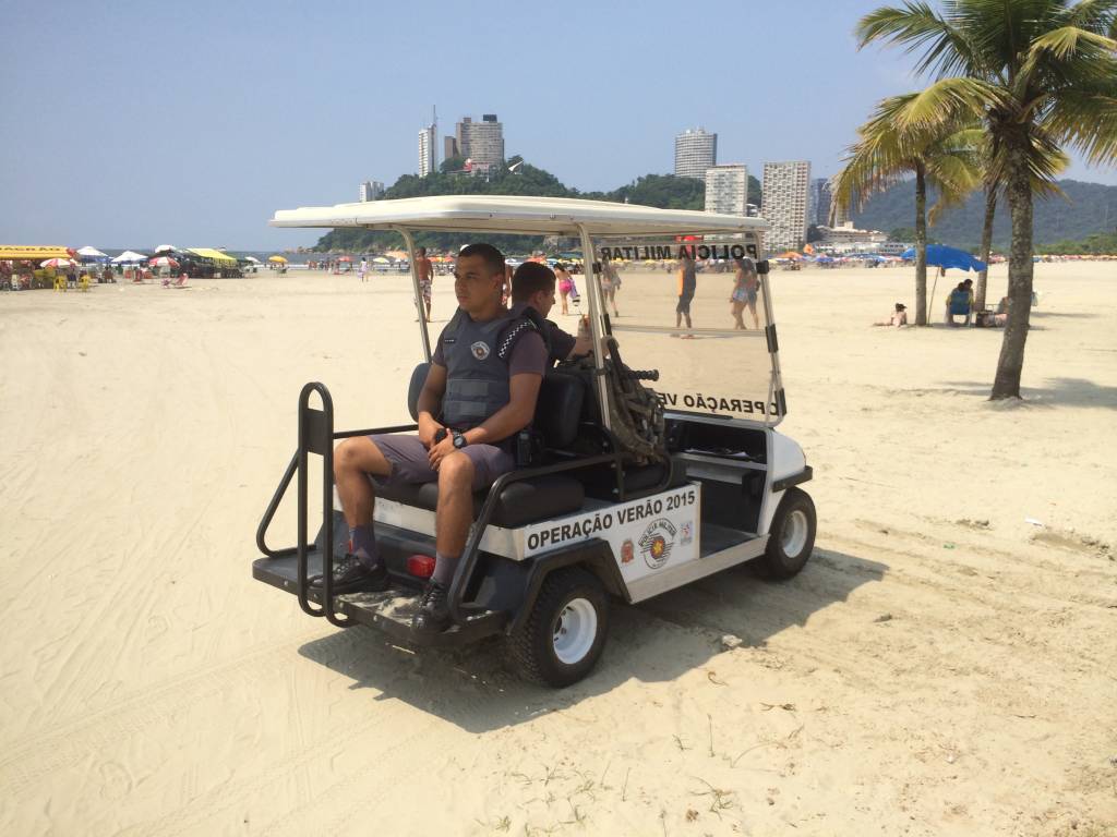 Polícia Militar usa carrinhos de golfe para circular pelas praias de São Vicente