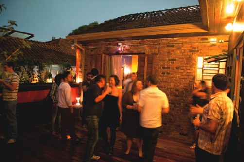 Balada promove festa ao pôr-do-sol para cães e seus donos