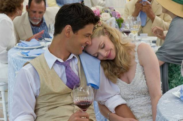 O Casamento do Ano: os noivos Alejandro (Ben Barnes) e Missy (Amanda Seyfried) O Casamento do Ano: os noivos Alejandro (Ben Barnes) e Missy (Amanda Seyfried)