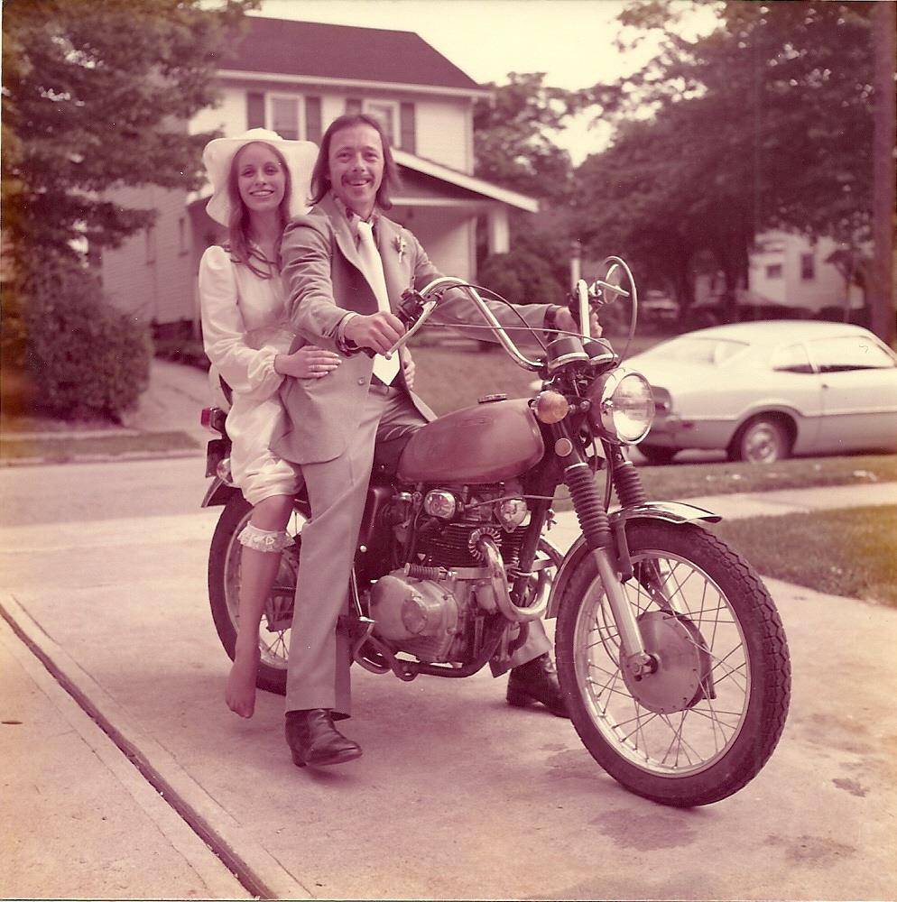 40 anos depois, casal recria fotos de casamento para mostrar que certas coisas nunca mudam