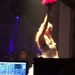 Val joga o buqu&ecirc; de tulipas e rosas vermelhas para as convidadas (Foto: Jo&atilde;o Batista Jr.)