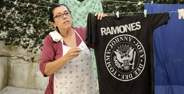 Regina Casé comemora o prêmio de melhor atriz que recebeu nos Estados Unidos