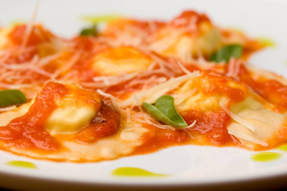 Casoncelli Due Formaggi al Limone do DOlivino: massa fresca recheada com ricota de búfala, queijo pecorino e limão siciliano, ao molho pomodoro e azeite extravirgem aromatizado com manjericão Casoncelli Due Formaggi al Limone do DOlivino: massa fresca recheada com ricota de búfala, queijo pecorino e limão siciliano, ao molho pomodoro e azeite extravirgem aromatizado com manjericão