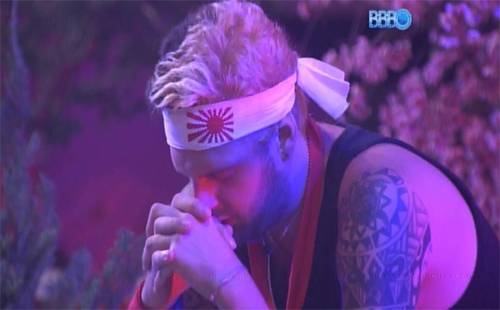 Marcelo se isola do grupo e Cássio faz discurso pró-gays em festa japonesa do BBB 14