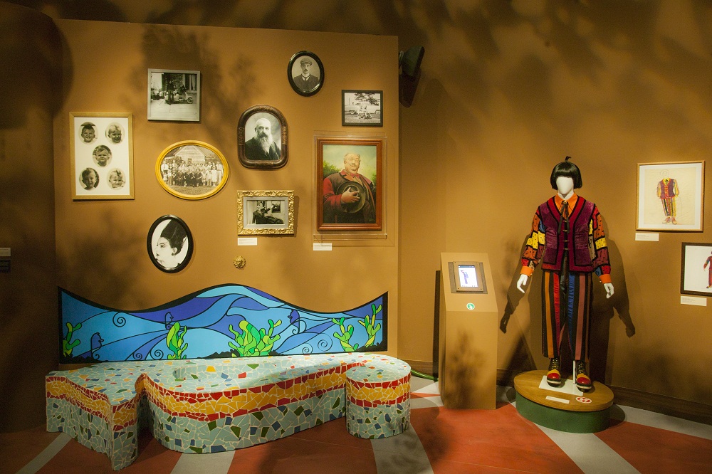 O figurino usado por Cássio Scapim e parte da sala do Castelo montada no MIS