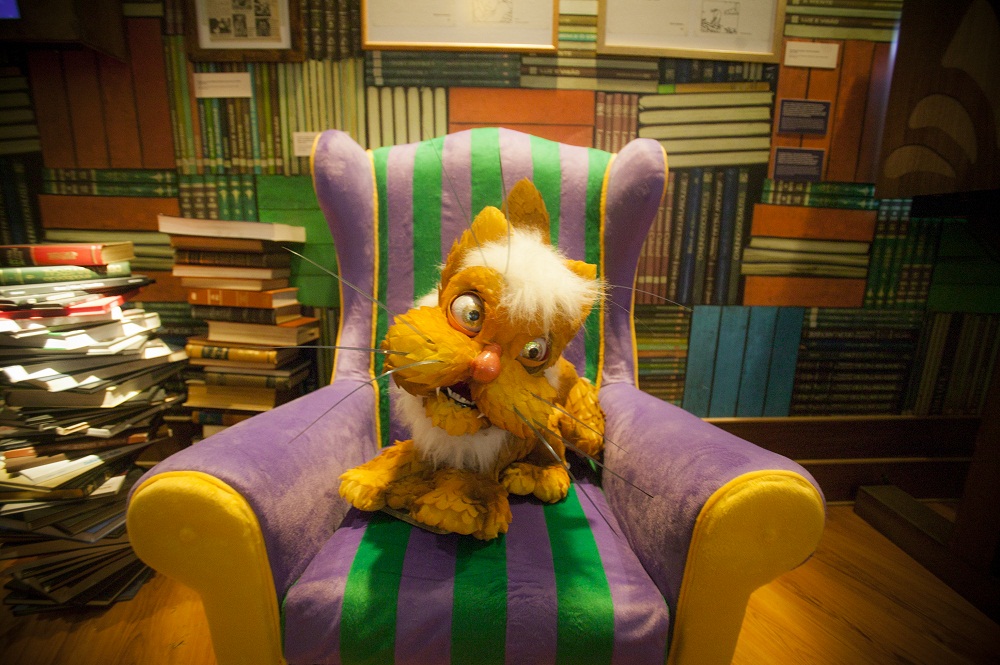 Nela fica o famoso gato. Apaixonado por literatura, ele chama atenção por viver estirado na poltrona