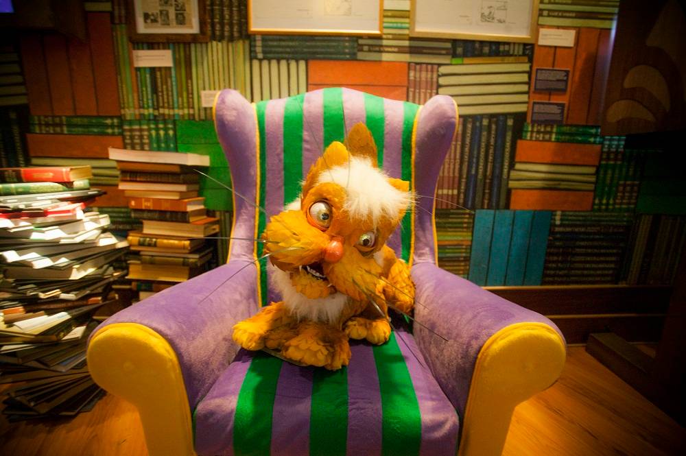 Nela fica o famoso gato. Apaixonado por literatura, ele chama atenção por viver estirado na poltrona