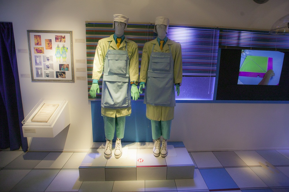 Também é possível ver de perto as roupas usadas por Tíbio e Perônio. Os figurinos ficam em um ambiente que reproduz o laboratório dos cientistas, conhecidos por contar curiosidades no programa