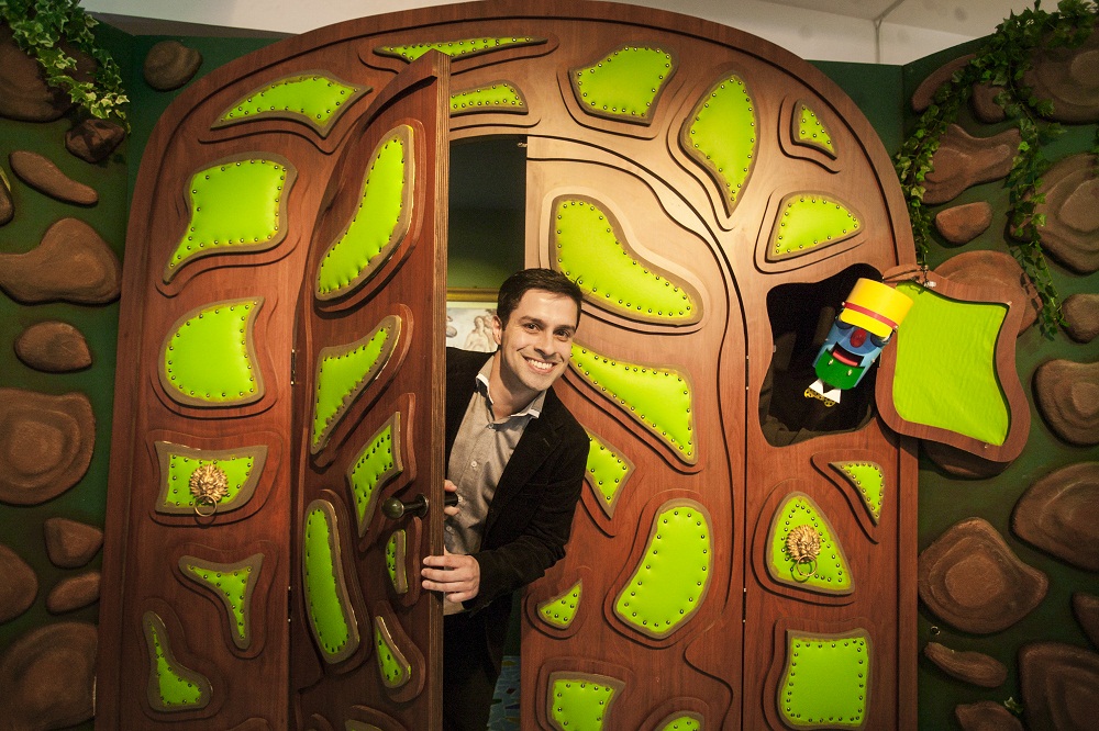 Logo na entrada de <em>Castelo Rá-Tim-Bum - A Exposição</em>, o porteiro recebe os visitantes, com o mesmo bordão que recebia as crianças no programa: Klift Kloft Still, a porta se abriu! Na foto, Luciano Amaral - ator que interpretava Pedro
