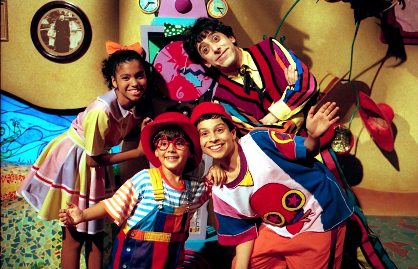 Elenco "infantil" do Castelo Rá-Tim-Bum: Biba, Zequinha, Pedro e Nino