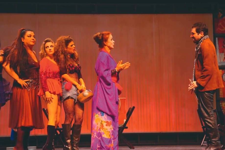 O ator diante das nem tão sensuais candidatas: ele dá chiliques O ator diante das nem tão sensuais candidatas: ele dá chiliques