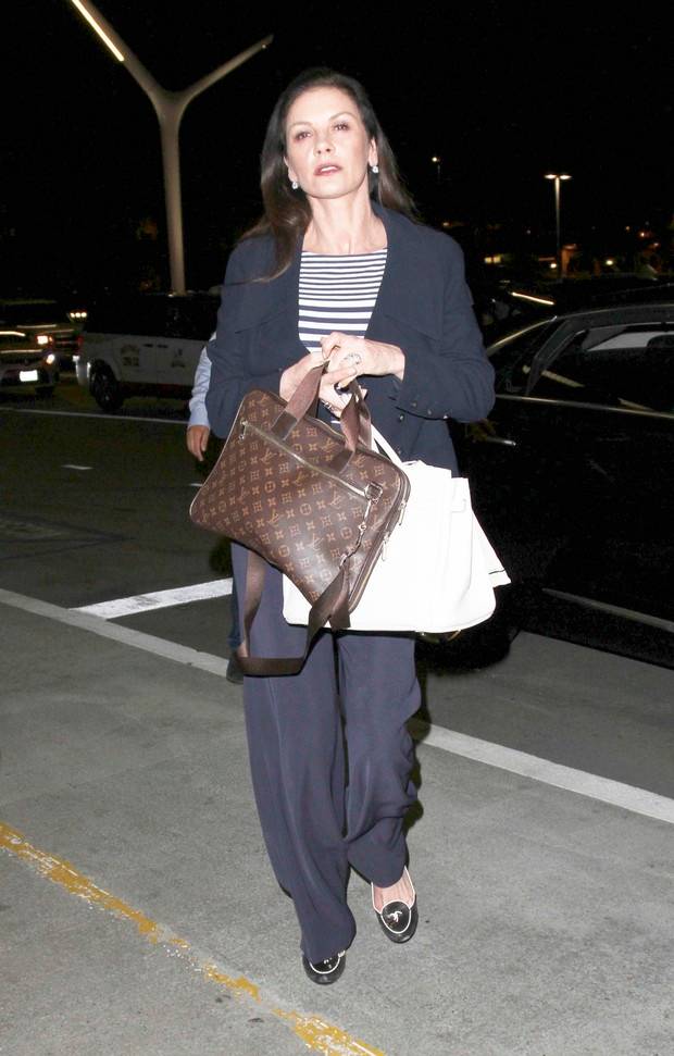 Catherine Zeta-Jones aparece irreconhecível e foto chama atenção na internet