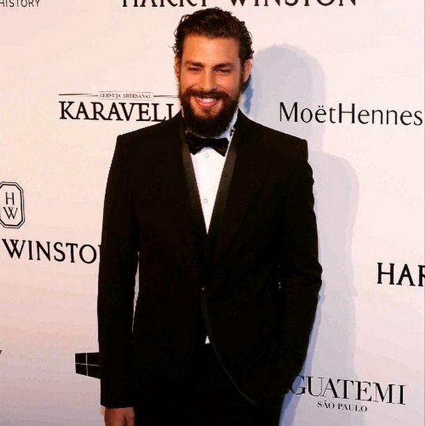 Cauã Reymond aparece com novo visual