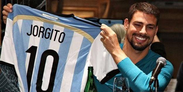 Cauã Reymond capricha no “portunhol” em programa de auditório na Argentina