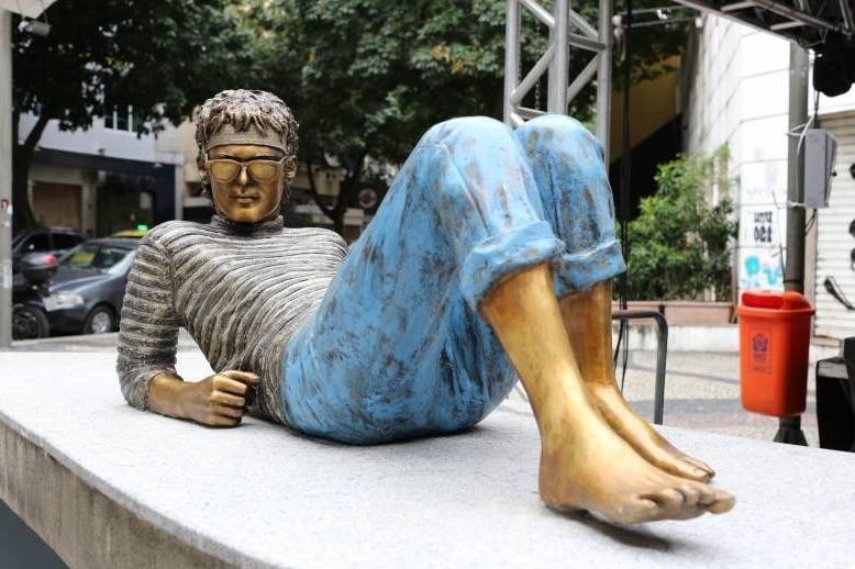 Estátua de Cazuza colocada no Leblon gera polêmica na internet