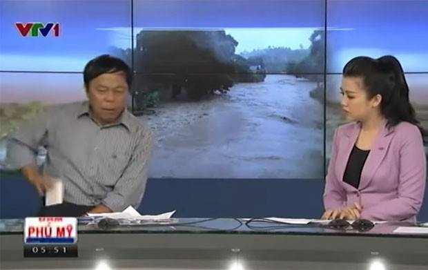 Celular toca ao vivo em telejornal e convidado joga o aparelho longe