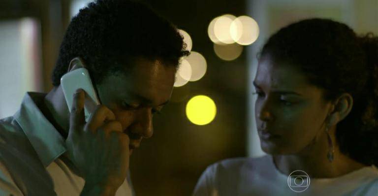 Ator usa celular de ponta cabeça na novela ‘Babilônia’ e gafe vira piada na internet