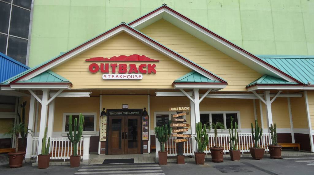 Homem saca arma durante jogo do Brasil em restaurante no Shopping Center Norte
