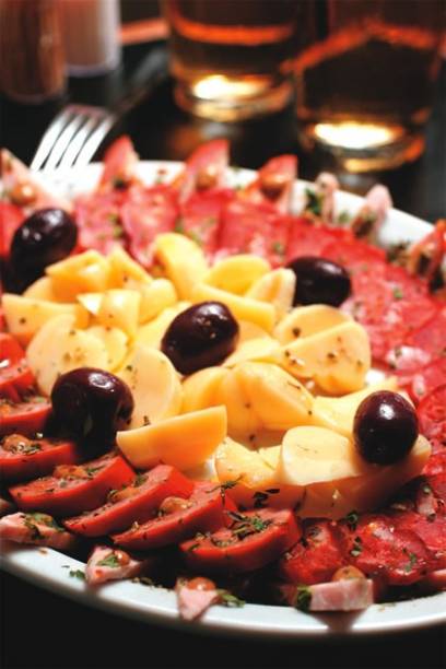 Acepipes: depois de escolhidos, eles são montados no prato Acepipes: depois de escolhidos, eles são montados no prato