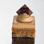 Plaisir du chocolate: avel&atilde;, pralin&eacute; de avel&atilde; crocante, ganache e folhas de chocolate mais chantili de chocolate ao leite