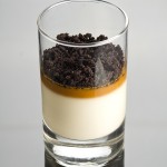 Panacota de caf&eacute;: creme suave de caf&eacute; com caramelo cremoso e farofa crocante de cacau