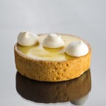 Torta de lim&atilde;o: massa de am&ecirc;ndoa e baunilha com creme de lim&atilde;o-sicilano aromatizado com manjeric&atilde;o e suspiros