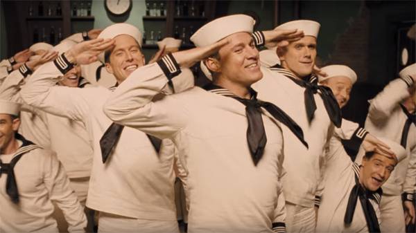 Channing Tatum canta, dança e encanta em ‘Ave, César!” Confira a cena