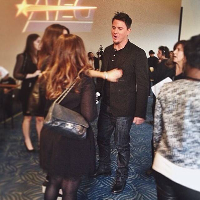 Zac Efron sem camisa e os bastidores do MTV Movie Awards