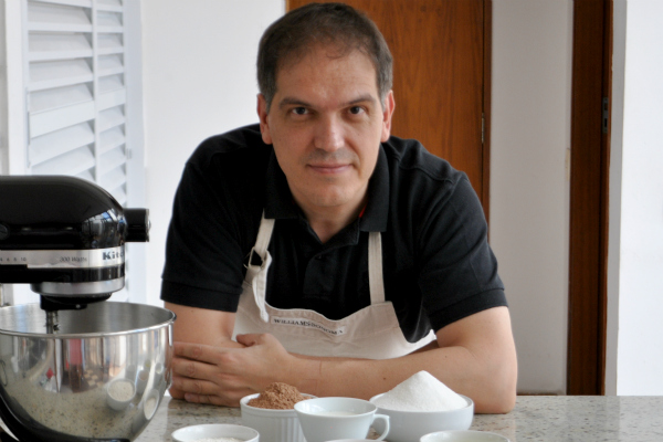 Passo a passo do bolo brigadeiro sem leite condensado