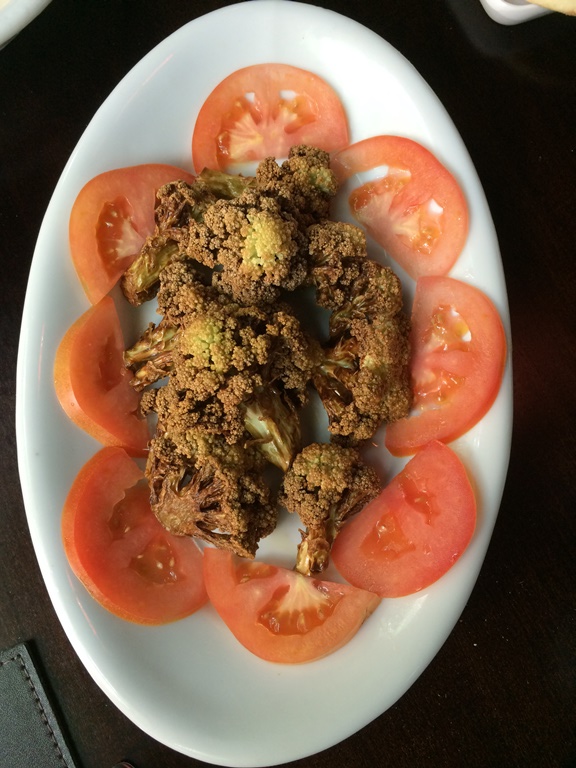 Couve-flor frita: acompanhada de molho tahine