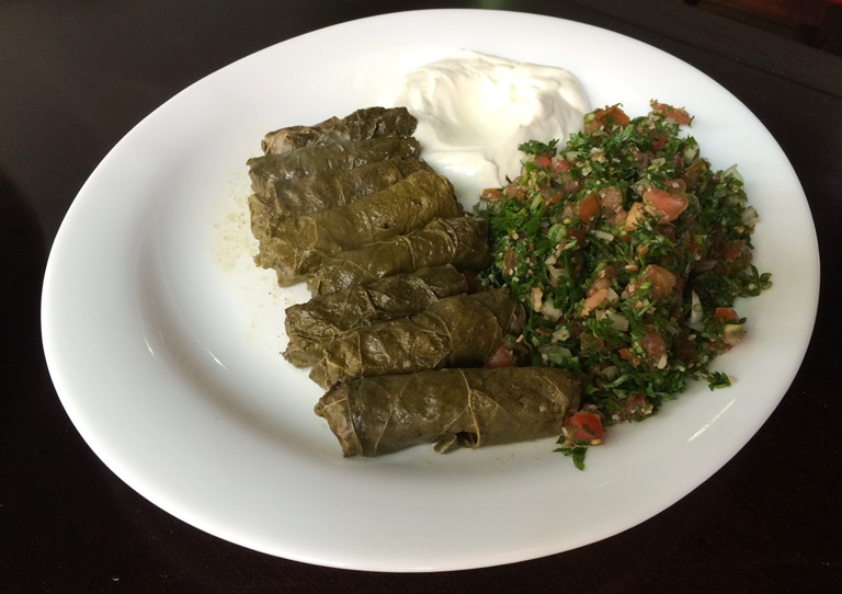 Prato feito: charutinhos, tabule e coalhada seca