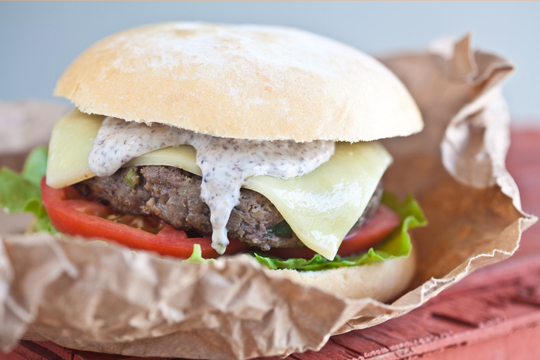 Hambúrguer de pato com maionese trufada