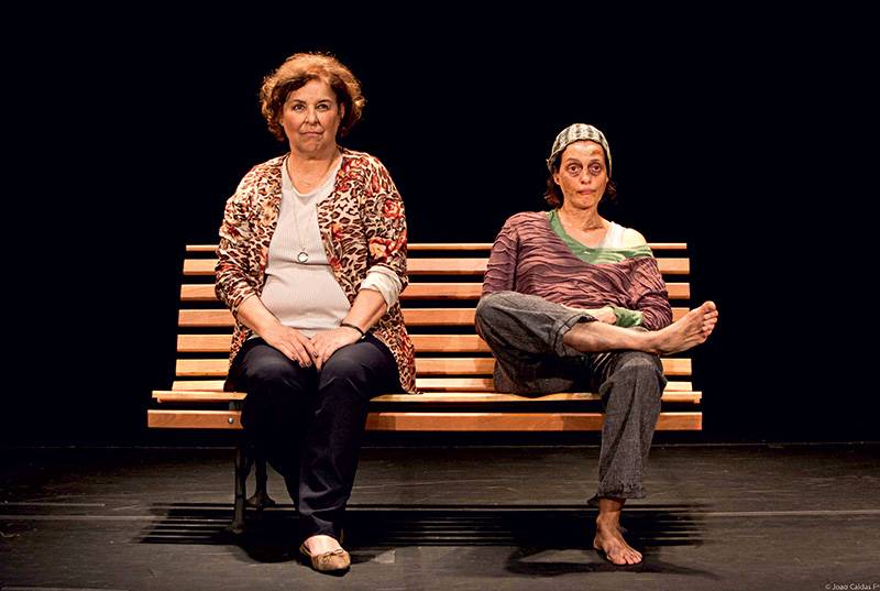 Encontro na praça: Claudia Mello e Denise Fraga interpretam uma solteirona e uma sem-teto na comédia Chorinho Encontro na praça: Claudia Mello e Denise Fraga interpretam uma solteirona e uma sem-teto na comédia Chorinho