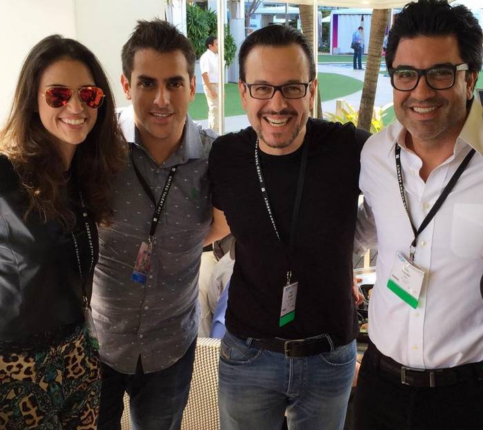 Chris Flores, Edu Guedes e Celso Zucatelli prospectam negócios em feira de TV em Miami