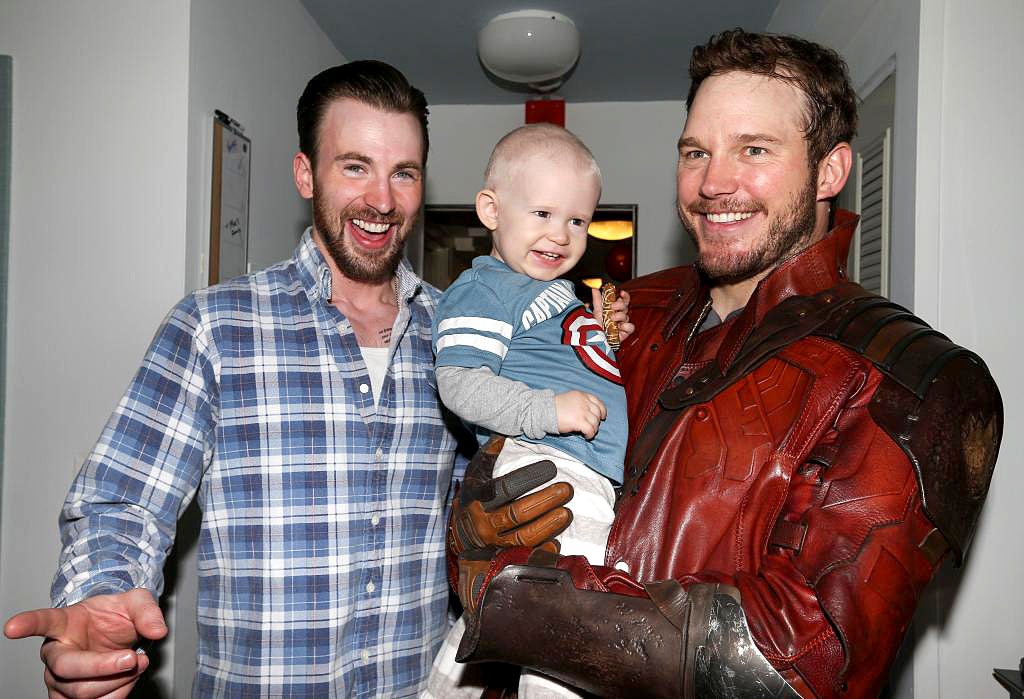 Chris Evans e Chris Pratt visitam hospital de crianças com câncer após aposta no Super Bowl