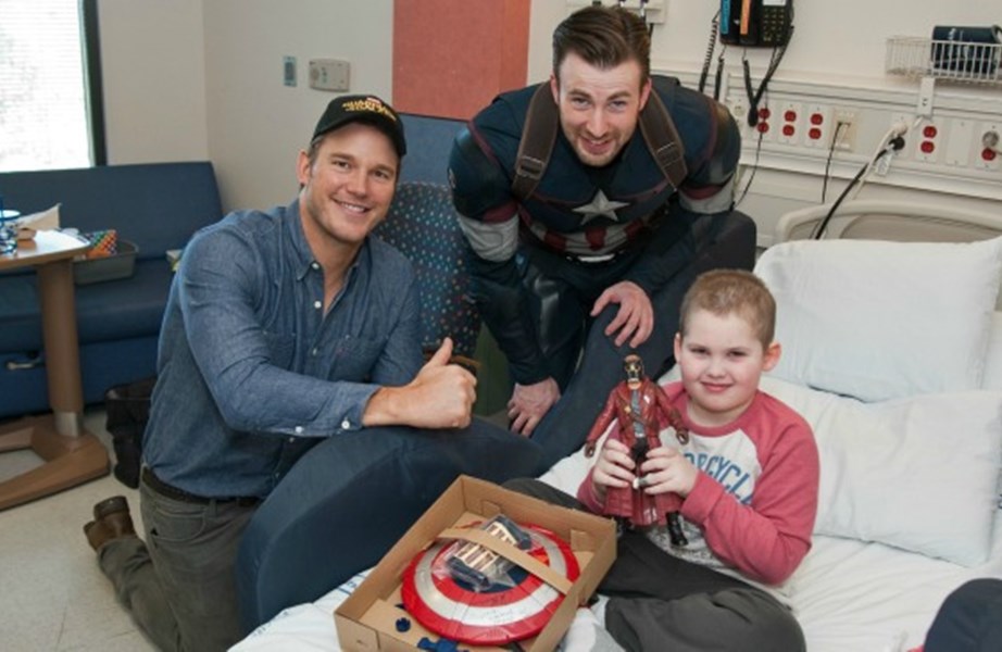 Chris Evans visita crianças em hospital vestido de Capitão América; e Chris Pratt também foi