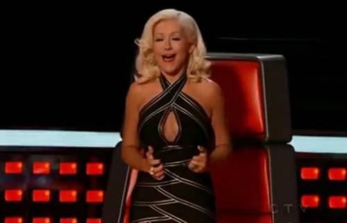 Christina Aguilera se assusta com inseto e dá chilique no The Voice americano; assista ao vídeo