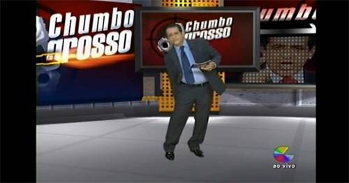 Gafe do dia: apresentador interrompe programa de TV por causa de uma… barata