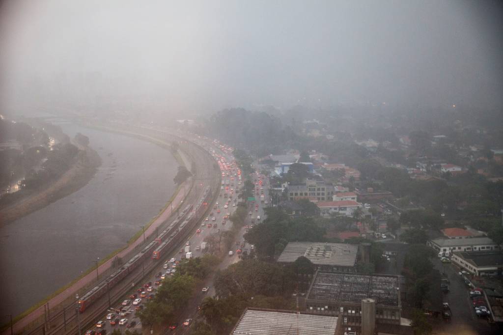 Chuva causa transbordamento de córregos e alagamentos