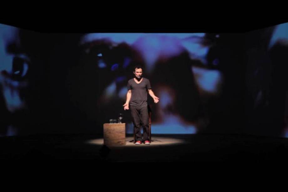 Enrique Diaz na peça Cine_Monstro Enrique Diaz na peça Cine_Monstro