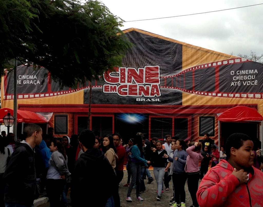 Cinema itinerante está na Praça da República e tem entrada grátis