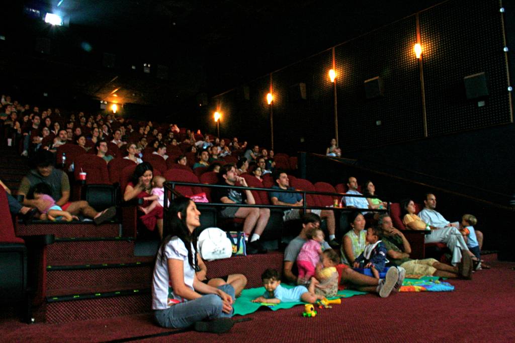 CineMaterna presenteia mamães com sessões gratuitas