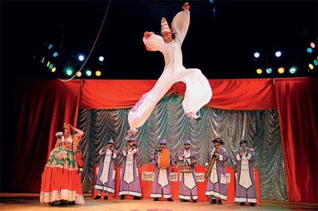 O elenco dos Parlapatões: acrobacias, malabarismo e esquetes cômicos O elenco dos Parlapatões: acrobacias, malabarismo e esquetes cômicos